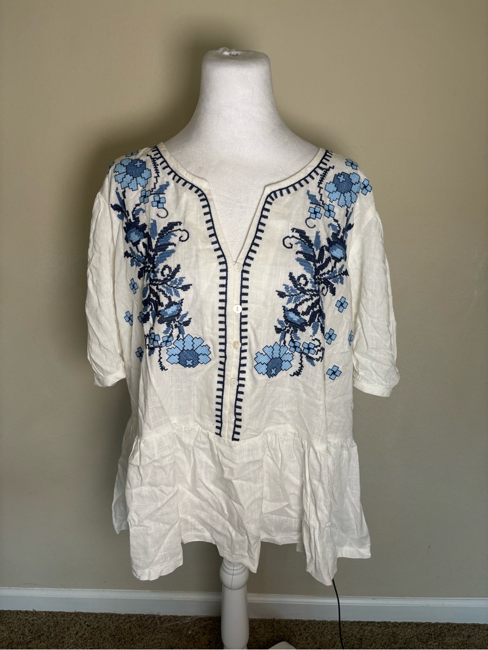 Solitaire Women’s White Blue Floral V-Neck Embroidered Button Blouse 1X NWT